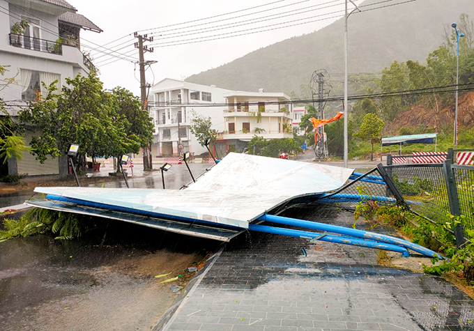 Storm Etau tears off dozens of roofs, causes blackouts
