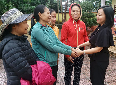 Khanh Hoa Newspaper’s Deputy Editor-in-Chief, Thai Thi Le Hang, comforting local people