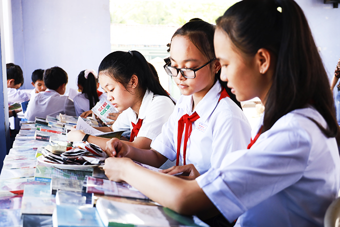 Pupils reading books at cultural house in Ha Thanh 1 residential group