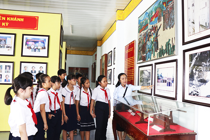 Learning traditions with vestiges and monuments