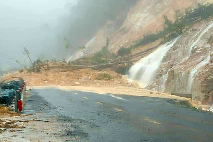 Heavy rain, Nha Trang – Da Lat Road over Khanh Le Pass blocked due to landslide