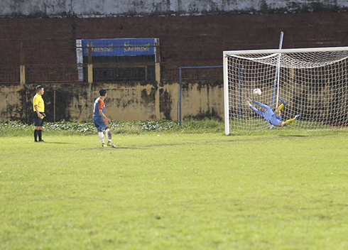 Ford Nha Trang and Nha Trang City in penalty shootout