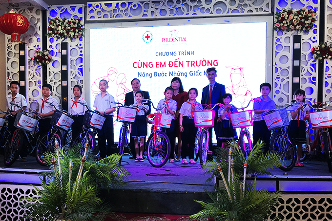 10 bikes offered to needy children in Cam Ranh