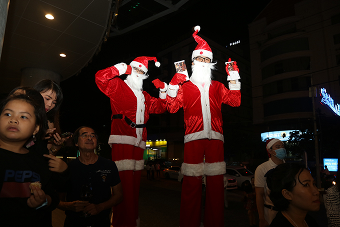 Santa Clauses at a restaurant on Biet Thu Street (Nha Trang City)