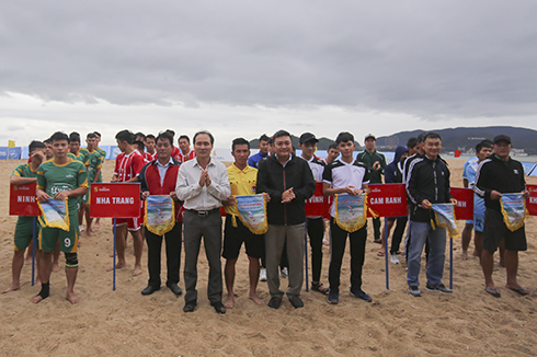 Organization committee giving souvenir flags to teams