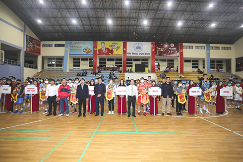 Leaderships of Khanh Hoa’ department and industries presenting flowers and souvenir flags to teams