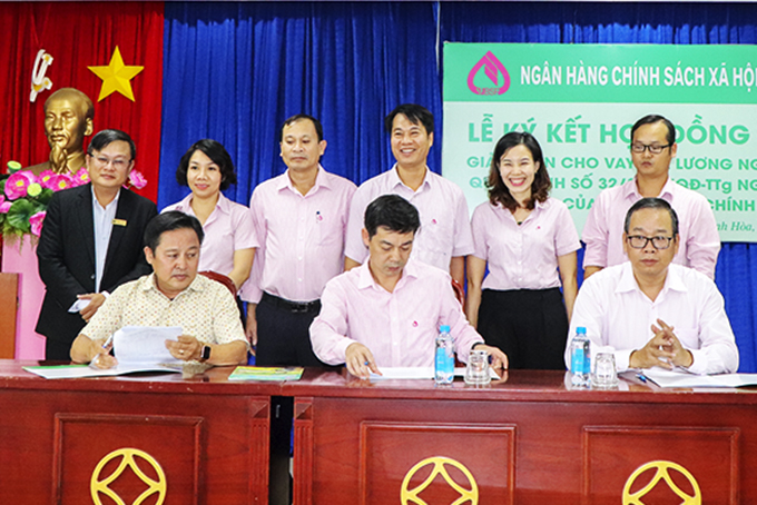 Signing ceremony to lend two enterprises to pay employees