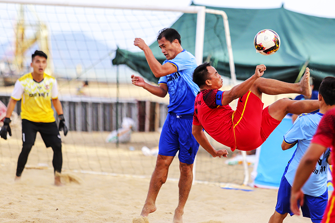 Khanh Hoa faces opportunity to retain national beach football championship