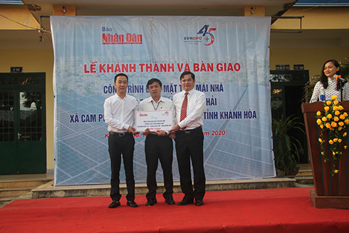 Sponsors handing over rooftop solar power system to Tran Quang Khai Junior High School