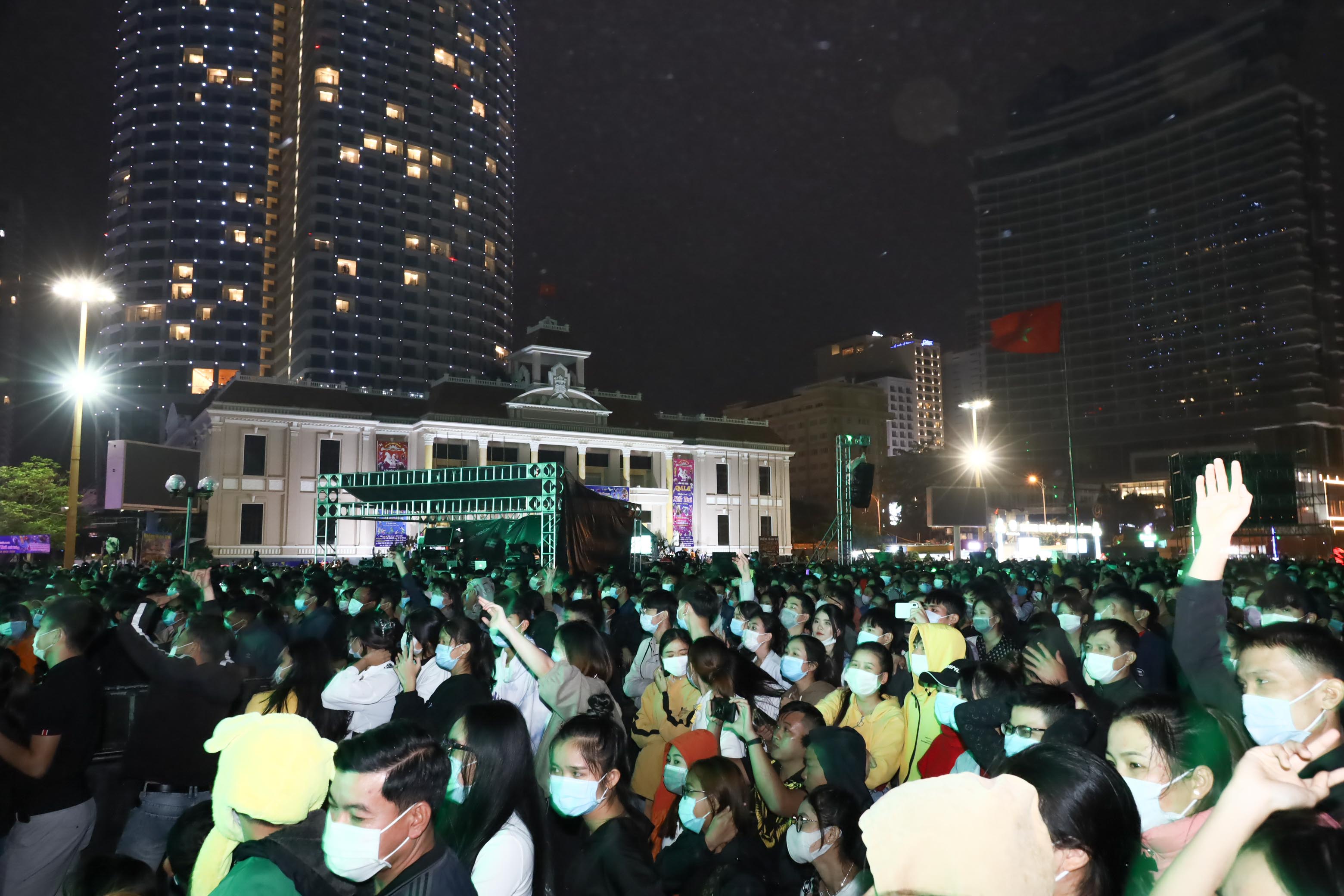 People wearing mask seeing music performances