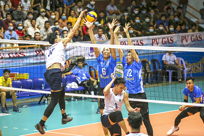 Nguyen Ngoc Thuan (in white jersey, hitting the ball) performing excellently at national championship final round