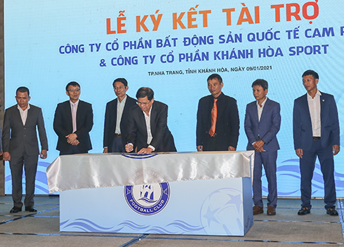 Nguyen Tan Tuan signing new logo of Khanh Hoa FC