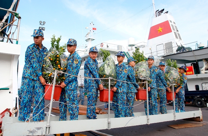 Loading New Year gifts onboard.