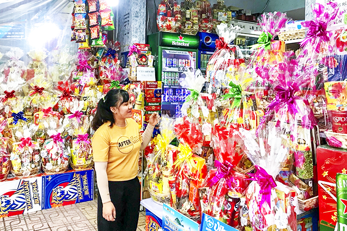 Abundant Tet gift baskets in Nha Trang market