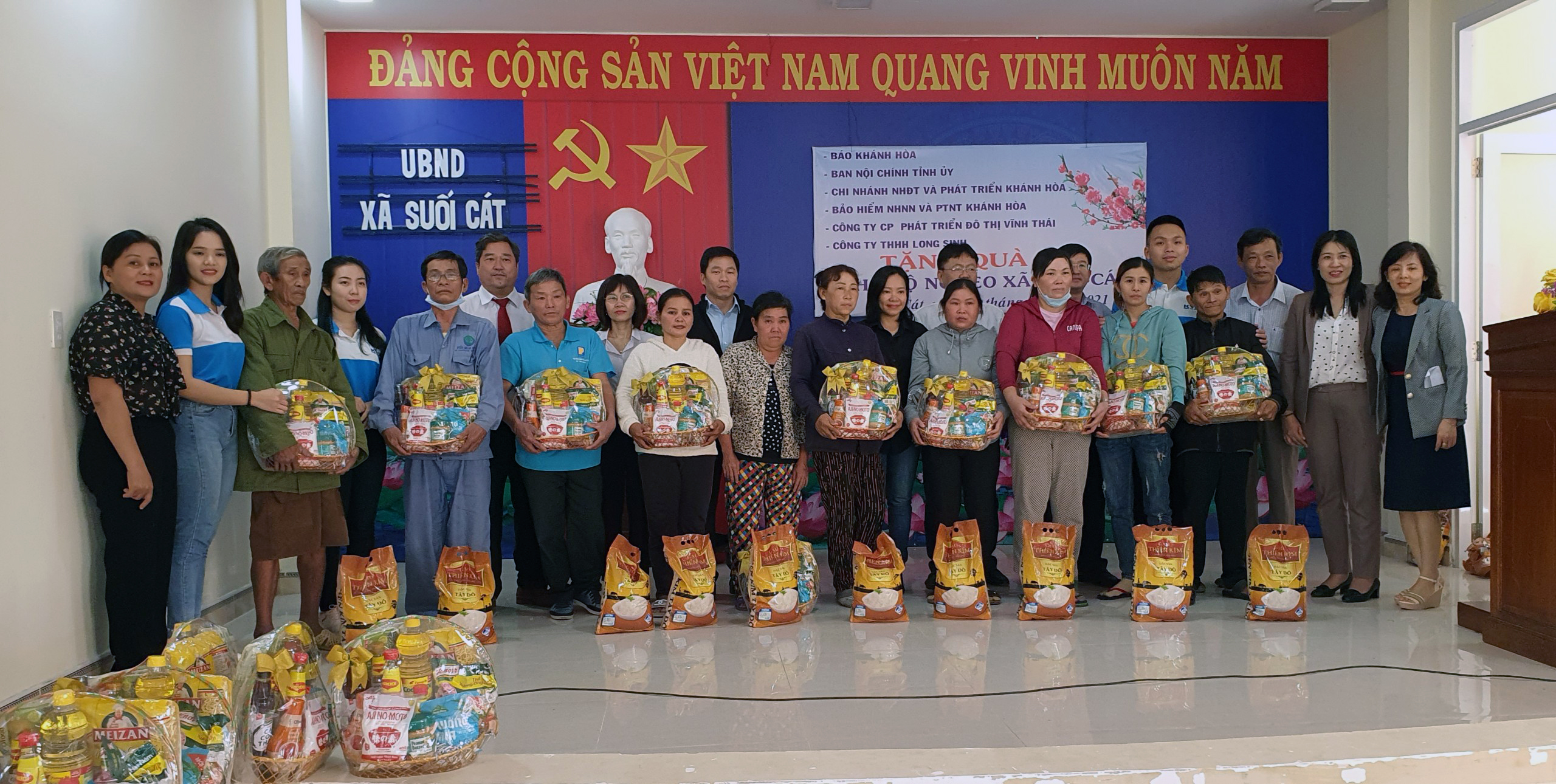 200 New Year gifts to Suoi Cat Commune