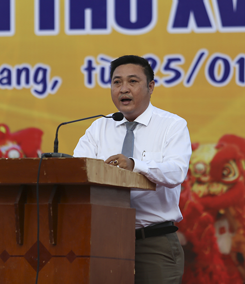 Nguyen Chanh Thuc, director of Nha Trang City Center of Culture, Information and Sports, deputy head of the organization committee giving opening speech