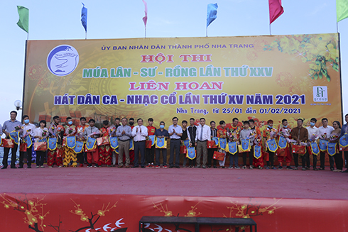 Organization committee offering flowers and flags to teams