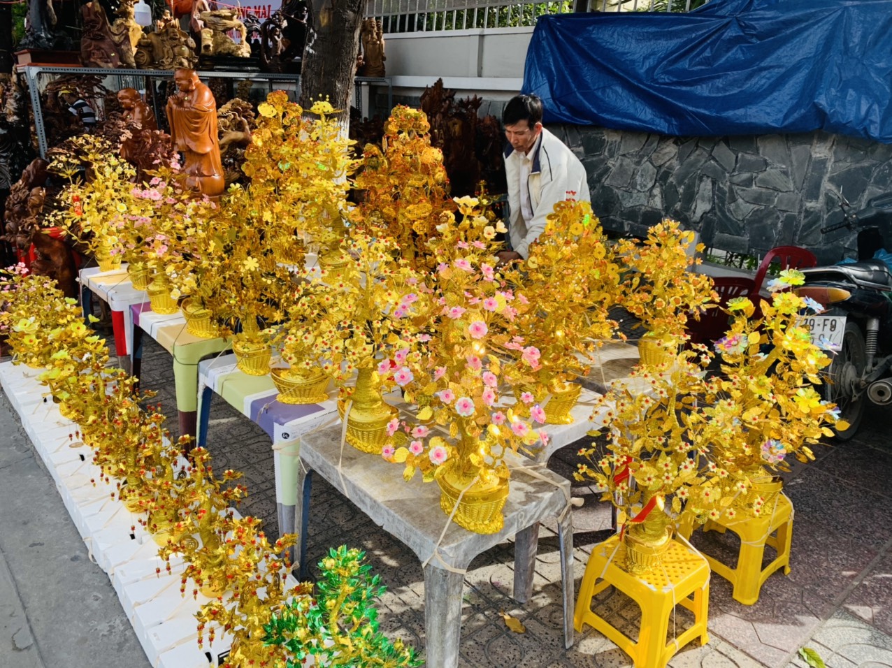 Resplendent artificial flowers