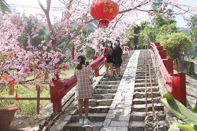 Galina Lake View attracts many visitors during New Year's holiday