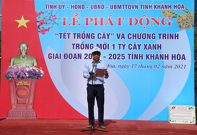 Leader of Tram Huong Forestry One Member Limited Company speaking at ceremony