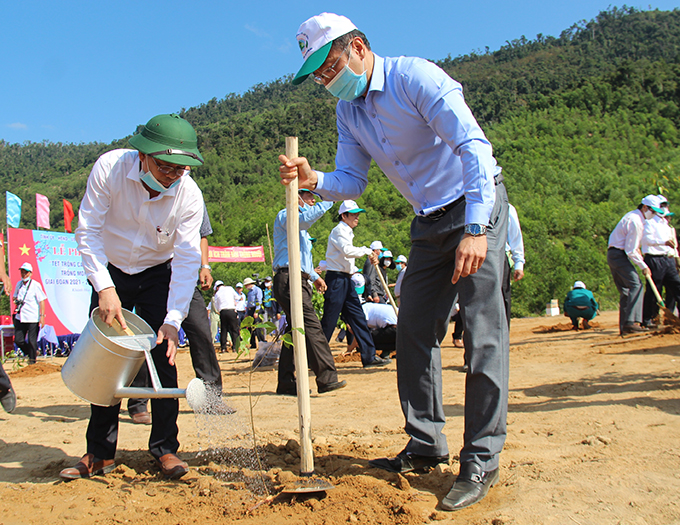 Nguyen Tan Tuan (left)