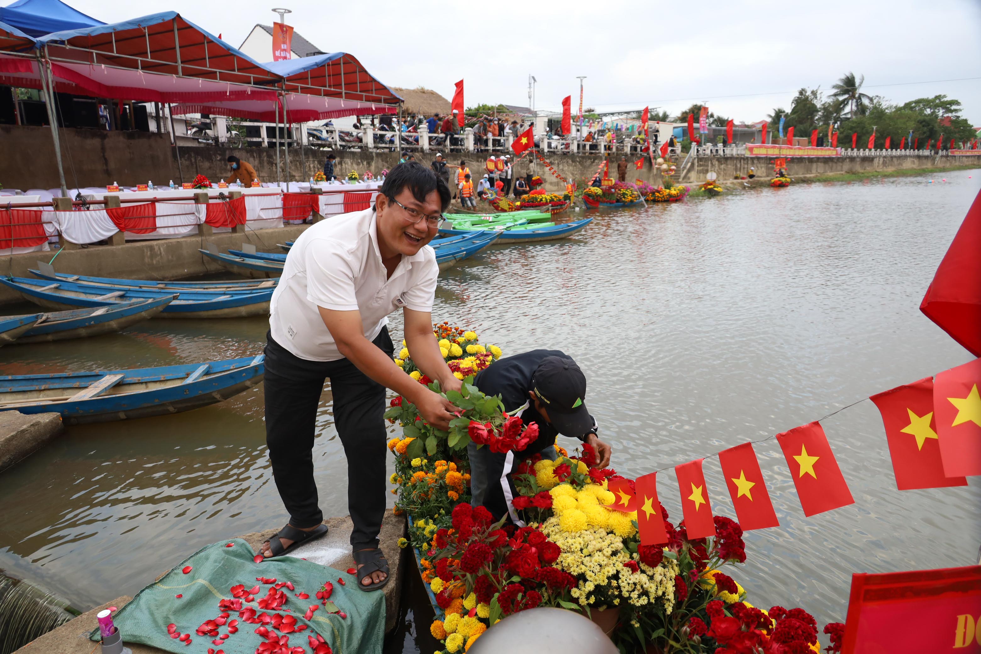 Decorating boats with flowers