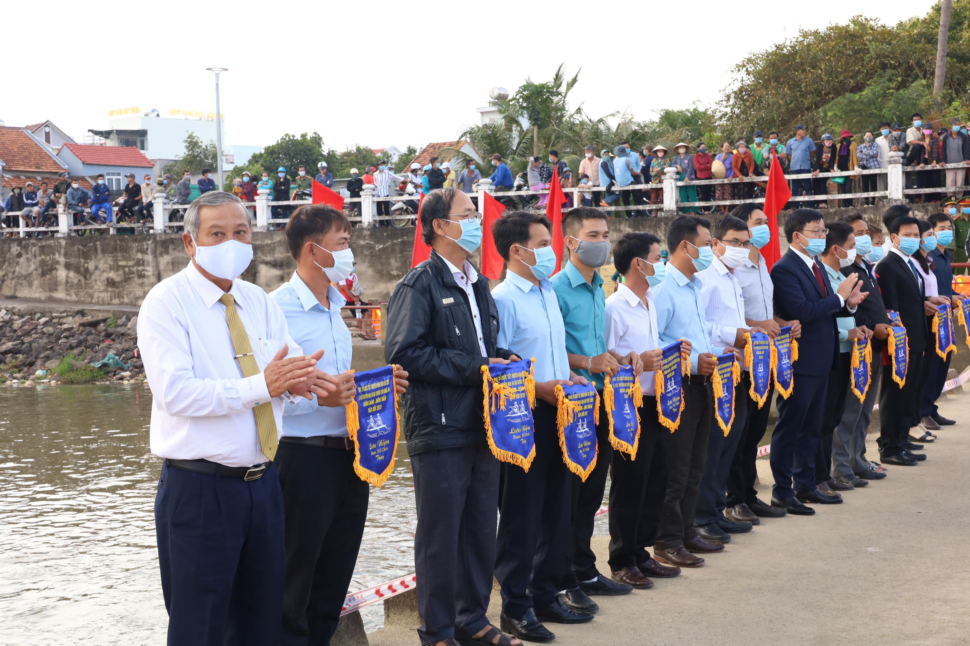 Leadership of Ninh Hoa Town giving souvenir flags to participants