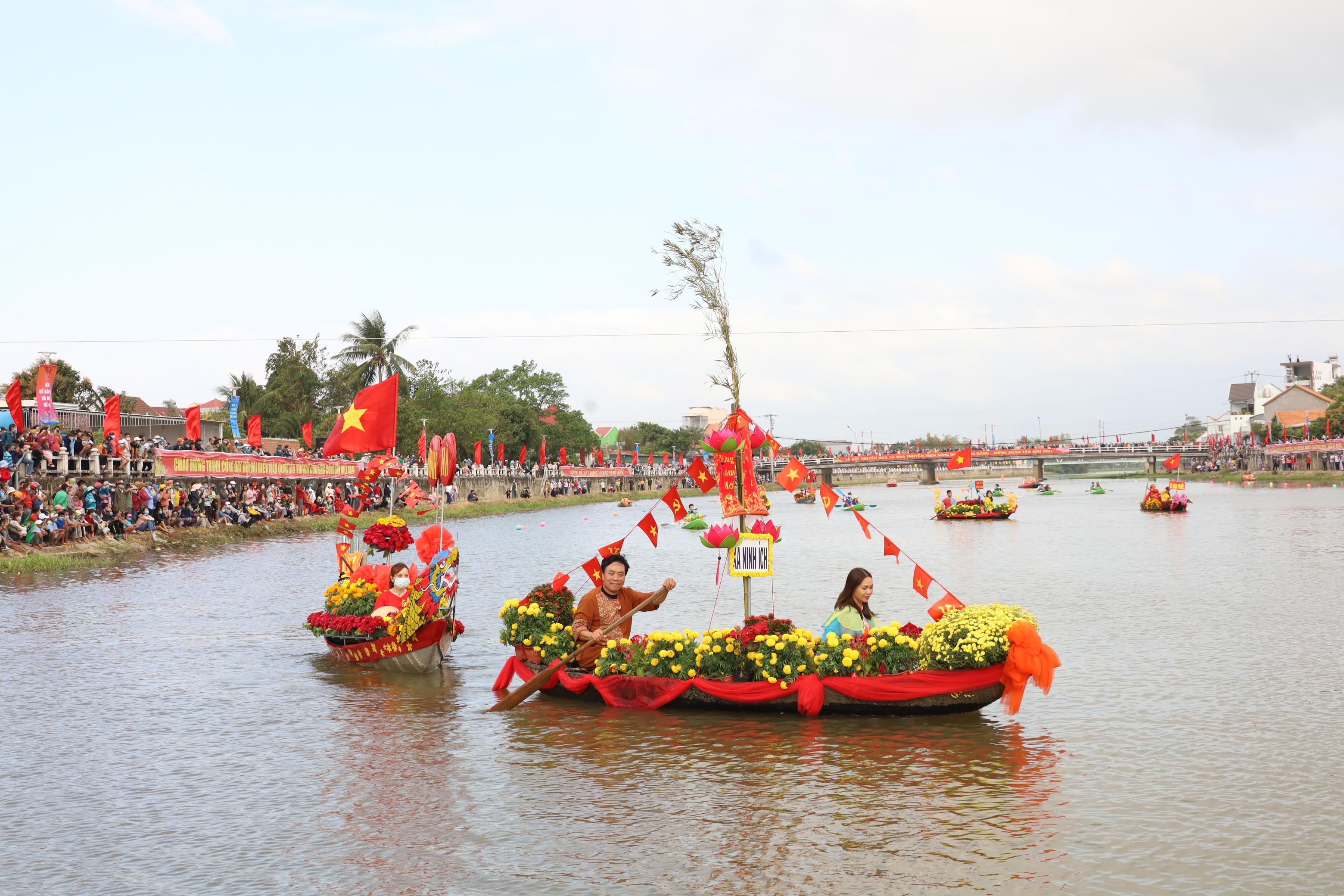 Flower boats marching on Dinh River