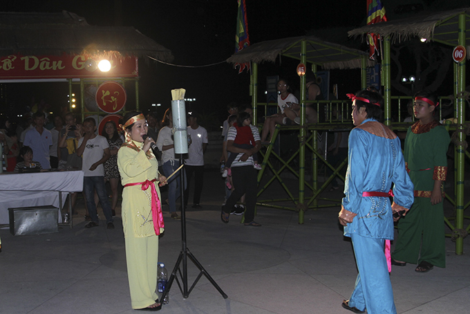 Artist Kim Chi performing Bai Choi