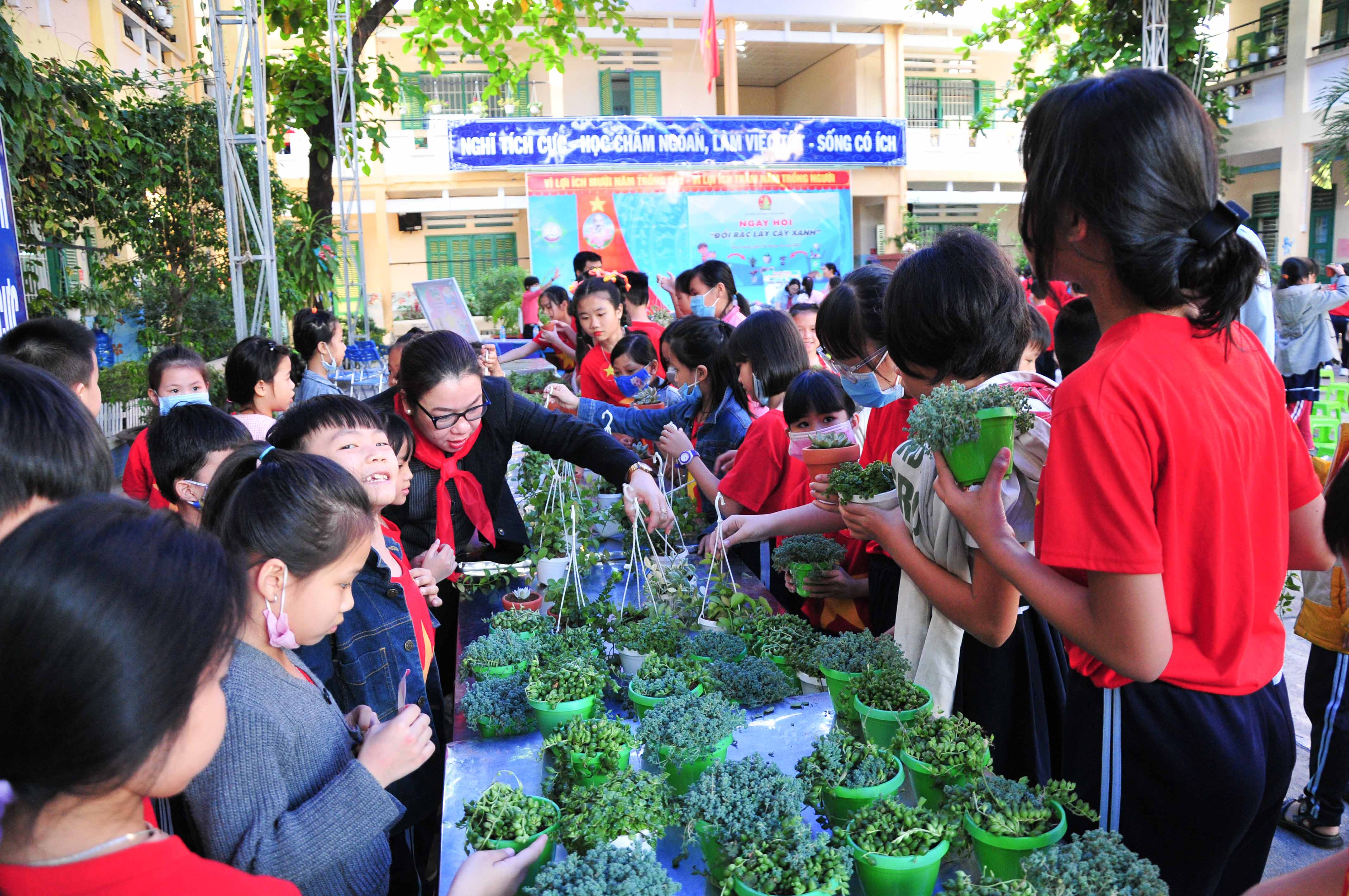 Pupils choosing their favorite ornamental plants