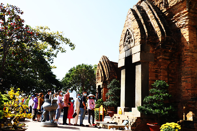 People queuing up to enter main temple at Ponagar Temple