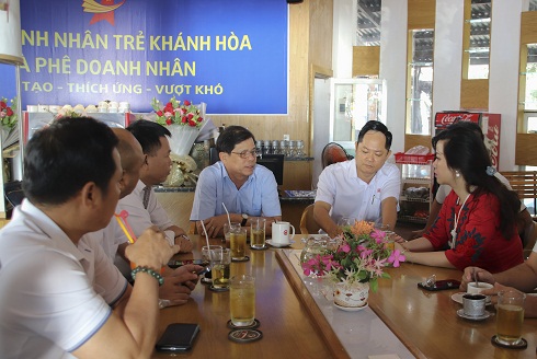 Khanh Hoa Province’s leadership talking with entrepreneurs at “Entrepreneur Coffee” program