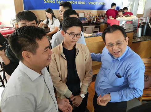 Khanh Hoa Province’s leadership talking with a young business owner 