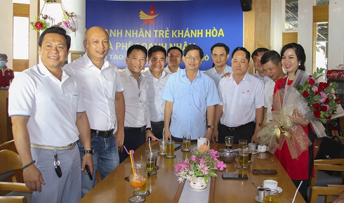 Chairman of Khanh Hoa Provincial People's Committee posing for photo with entrepreneurs