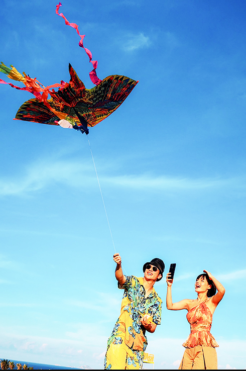 Tourists flying kite at Alma resort