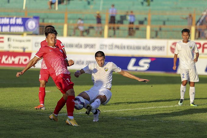 Khanh Hoa FC (dark jersey) outperform An Giang at 19-8 Nha Trang Stadium