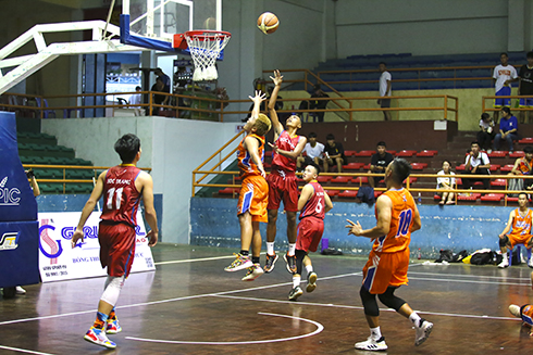 Match between Khanh Hoa Shark NTU (orange uniform) and Soc Trang (red uniform)