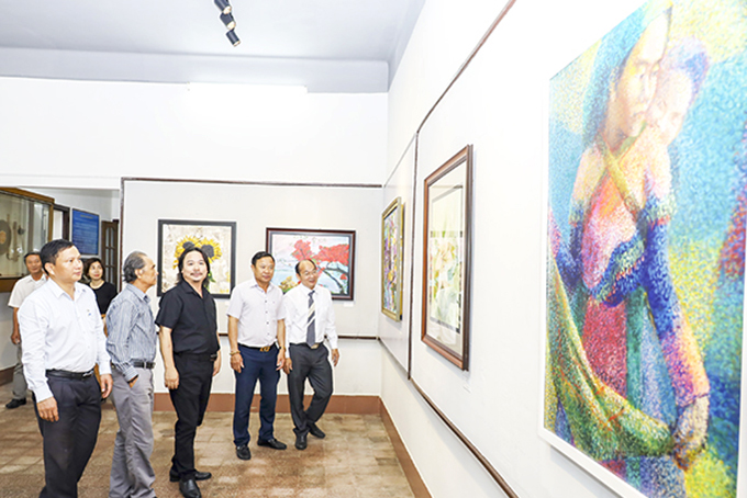 Lecturers' and students' artistic expression at "Gratitude" exhibition