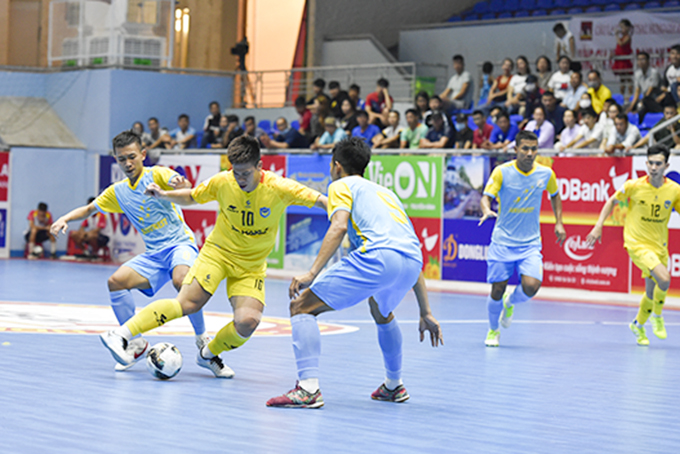 Strong teams struggle to win in HDBank National Futsal Championship 2021 round 4