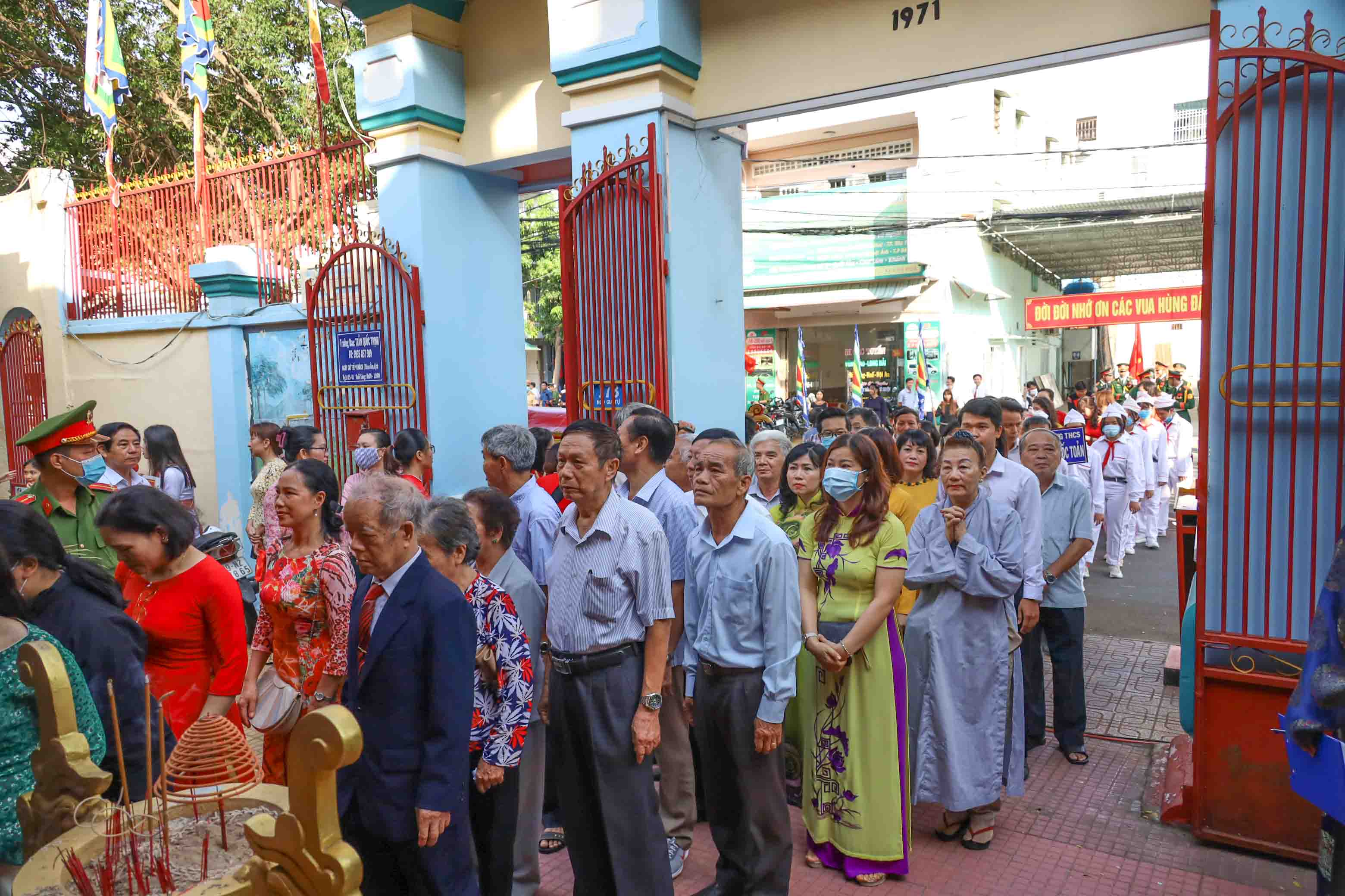 People waiting to pay tribute to Hung Kings 