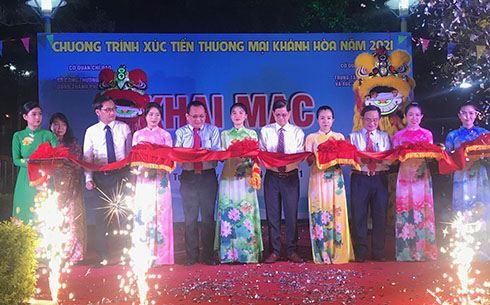 Representatives cut ribbon to open the fair