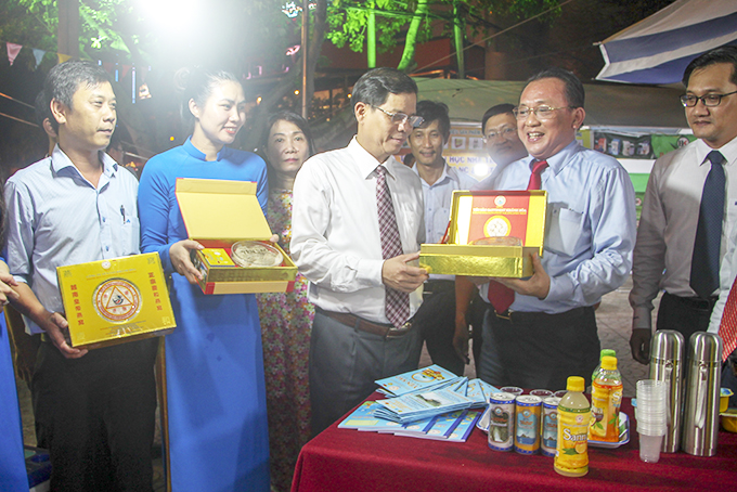 Khanh Hoa’s leadership visiting stands