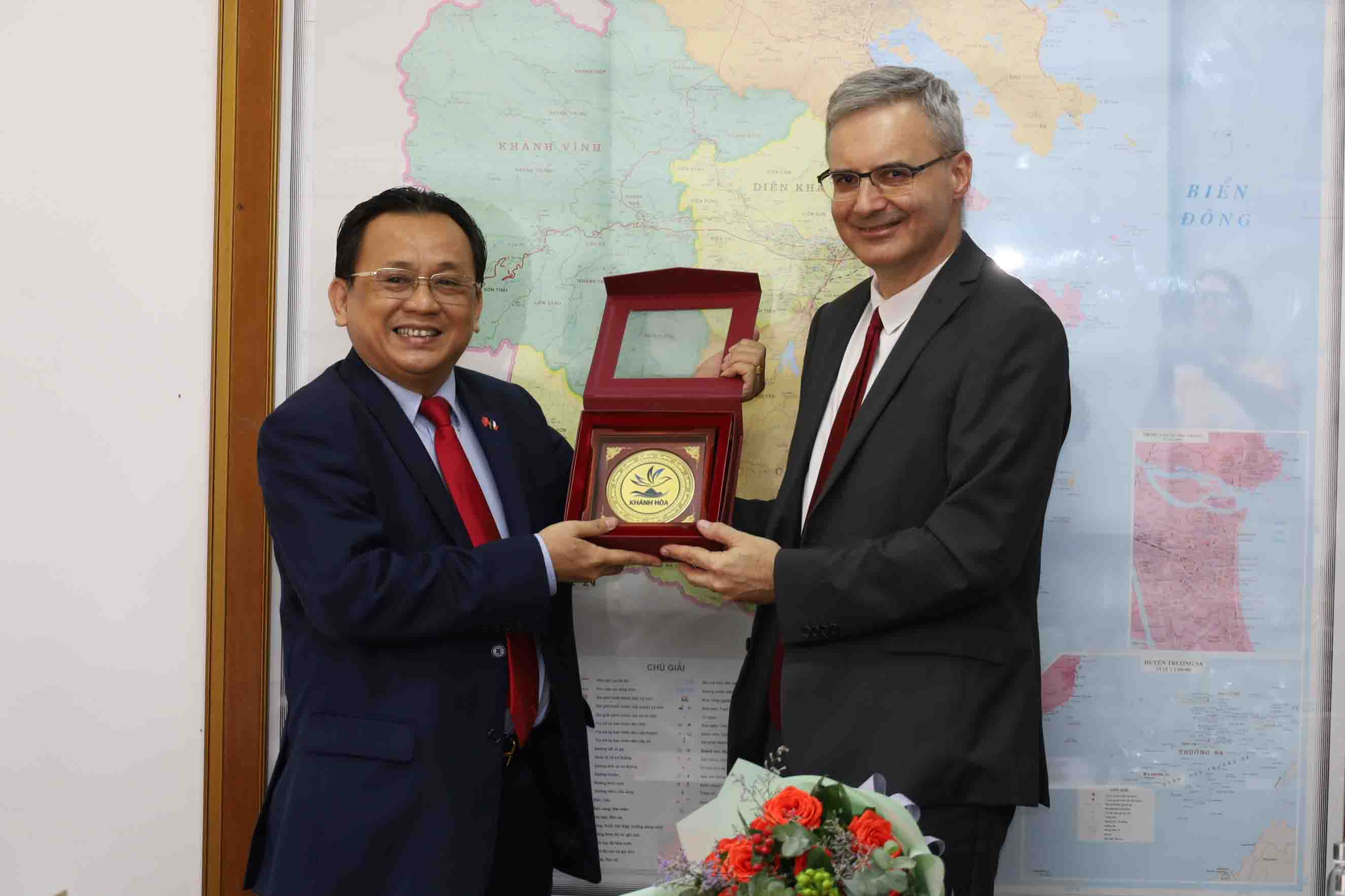 French Ambassador to Vietnam visits Khanh Hoa