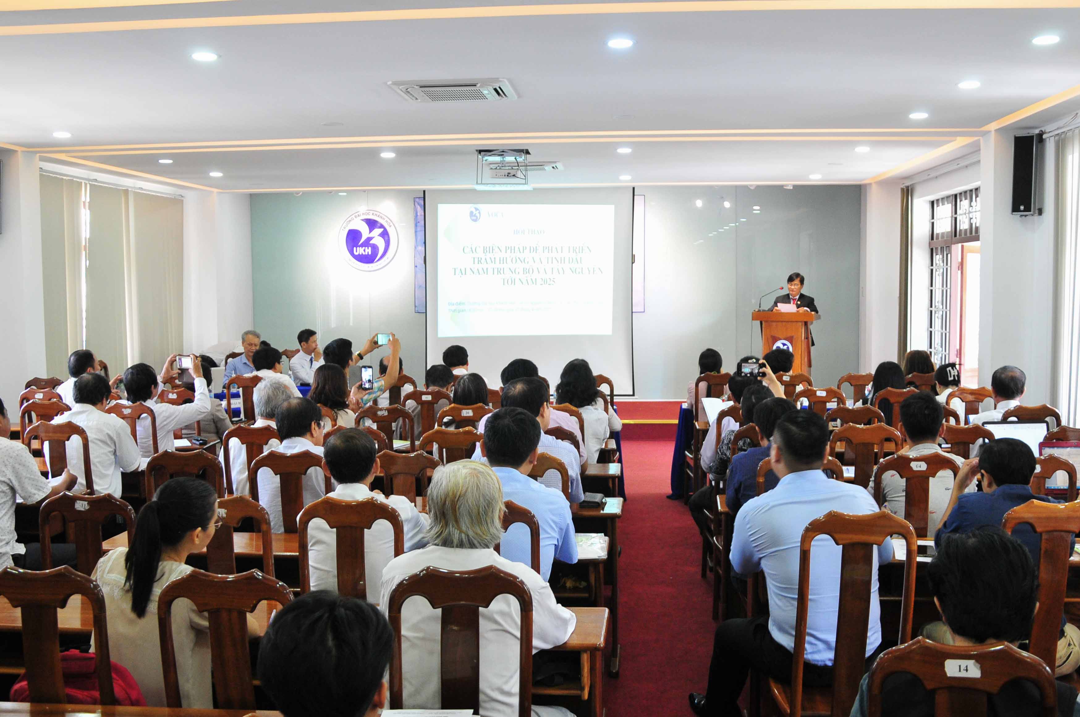 Workshop on frankincense and essential oil development methods