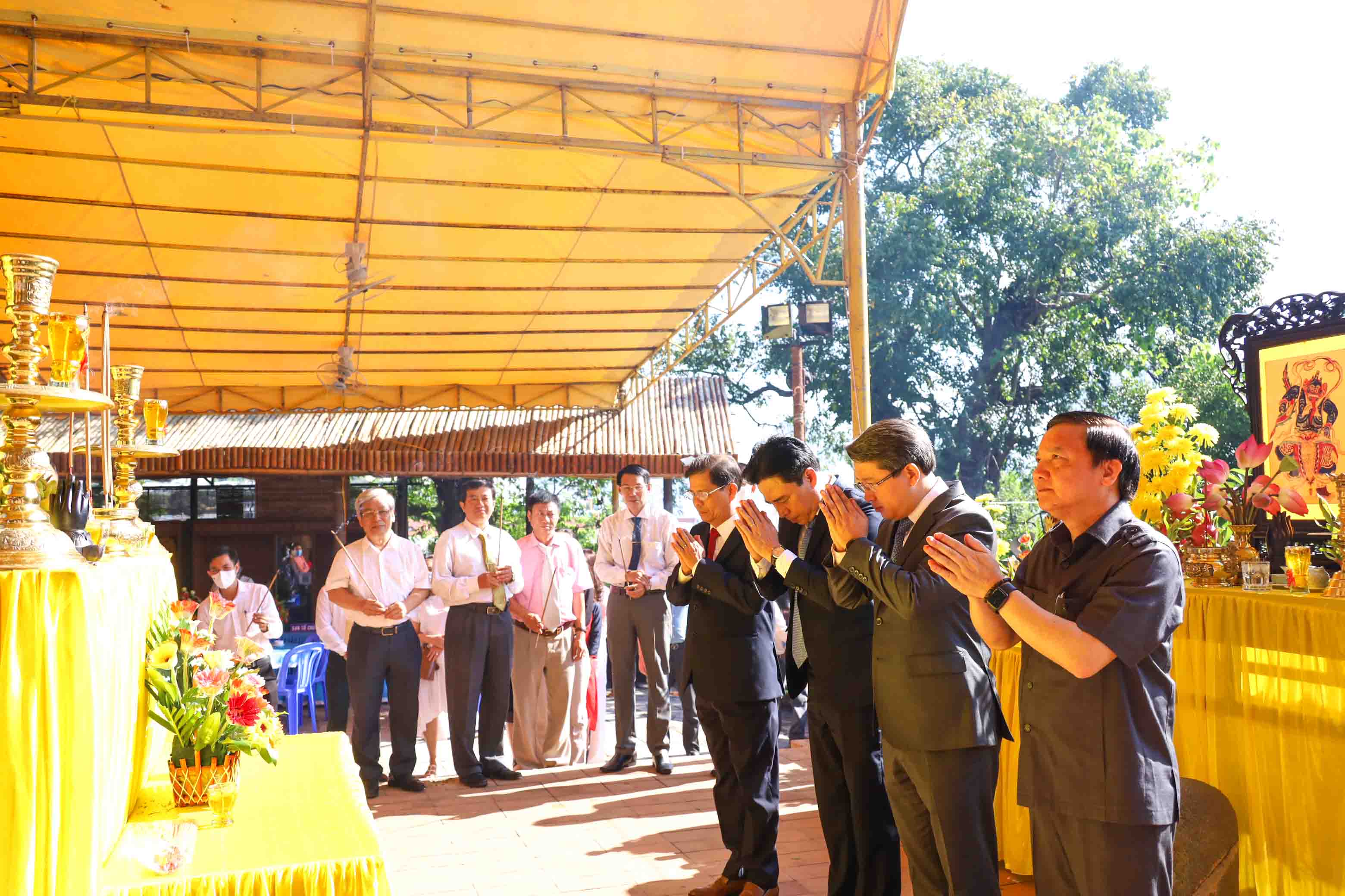 Khanh Hoa' leadership offer incense at Ponagar Temple