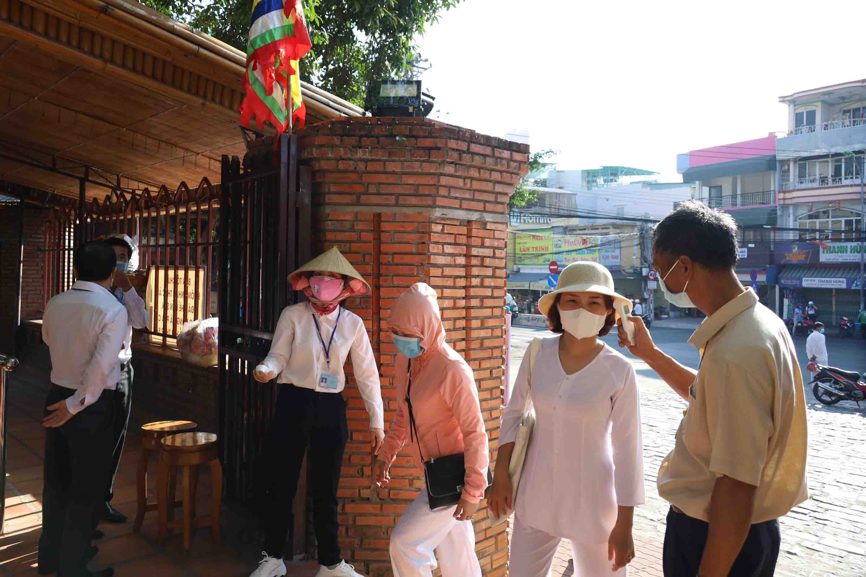 Visitors to Ponagar Temple have body temperature checked