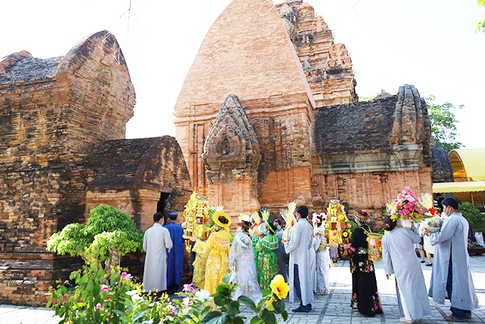 People attending Ponagar Temple Festival