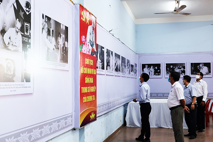 Exhibition of documentary photos of Uncle Ho with National Assembly