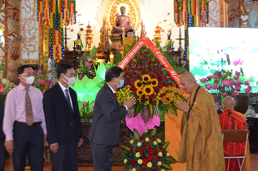 Nguyen Tan Tuan, Deputy Secretary of Khanh Hoa Provincial Party Committee, Chairman of Khanh Hoa Provincial People's Committee, extending congratulations on Buddha’s birthday