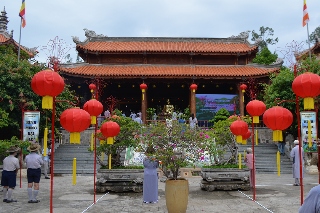 Buddhists follow Covid-19 prevention guidelines attending ceremony